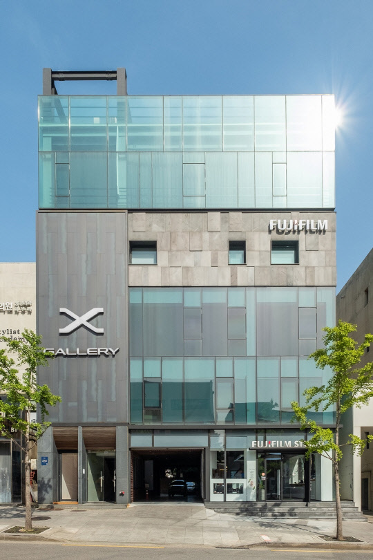 후지필름 일렉트로닉 이미징 코리아는 '후지필름 스튜디오' 개관 2주년을 기념해 스튜디오를 새롭게 단장하고 6월 24일까지 특별 행사를 진행한다고 25일 밝혔다. 사진은 서울 압구정동에 위치한 후지필름 스튜디오. <후지필름 일렉트로닉 이미징 코리아 제공>